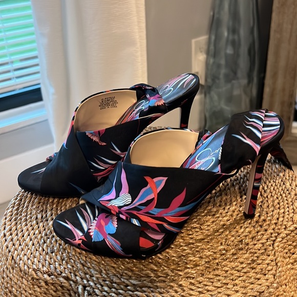 Jessica Simpson high heels with leg tie embellishment - Picture 2 of 9